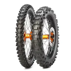 Wyprzedaż METZELER KOMPLET OPON (4073200/25) 2X90/90-21 MCE 6 DAYS EXTREME FIM SOFT 54M TT M+S PRZÓD DOT 2025 + (3776600/25) 2X1140/80-18 MCE 6 DAYS EXTREME FIM SOFT TT 70M M+S M/C TYŁ DOT 2025 + PLECAK METZELER